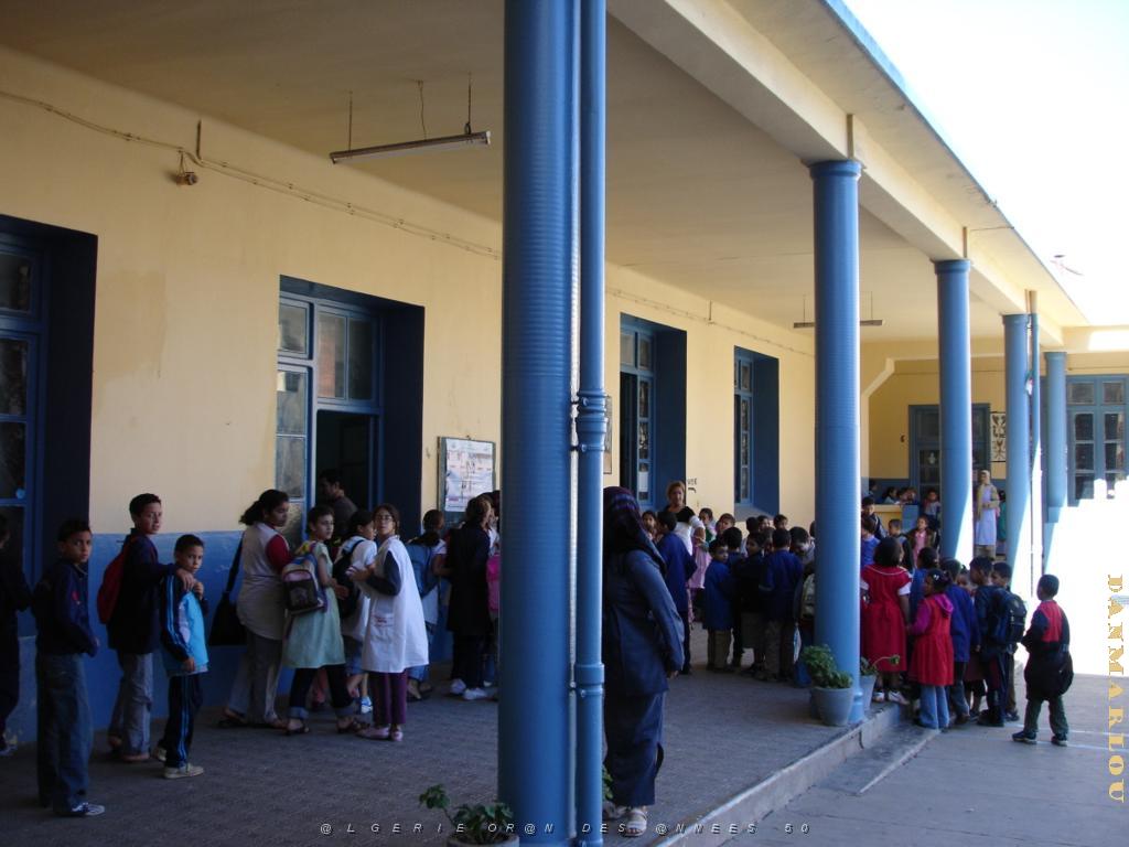 ORAN 10 2005 112 ECOLE LAMORICIERE SOUS LE PREAU.JPG